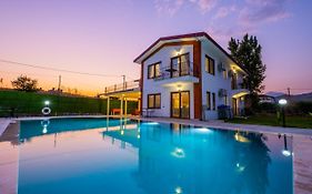 Ada Villa